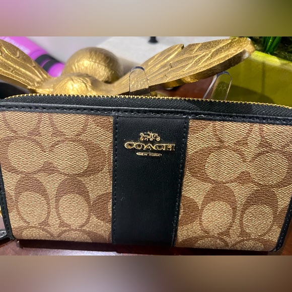 Coach Handbags - Coach Signature Zip Wsllet